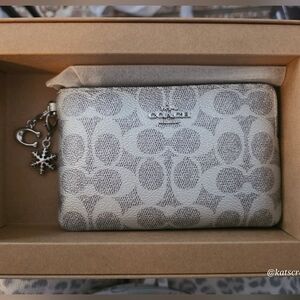 ✨️NWT✨️ Coach Metallic Silver Wristlet